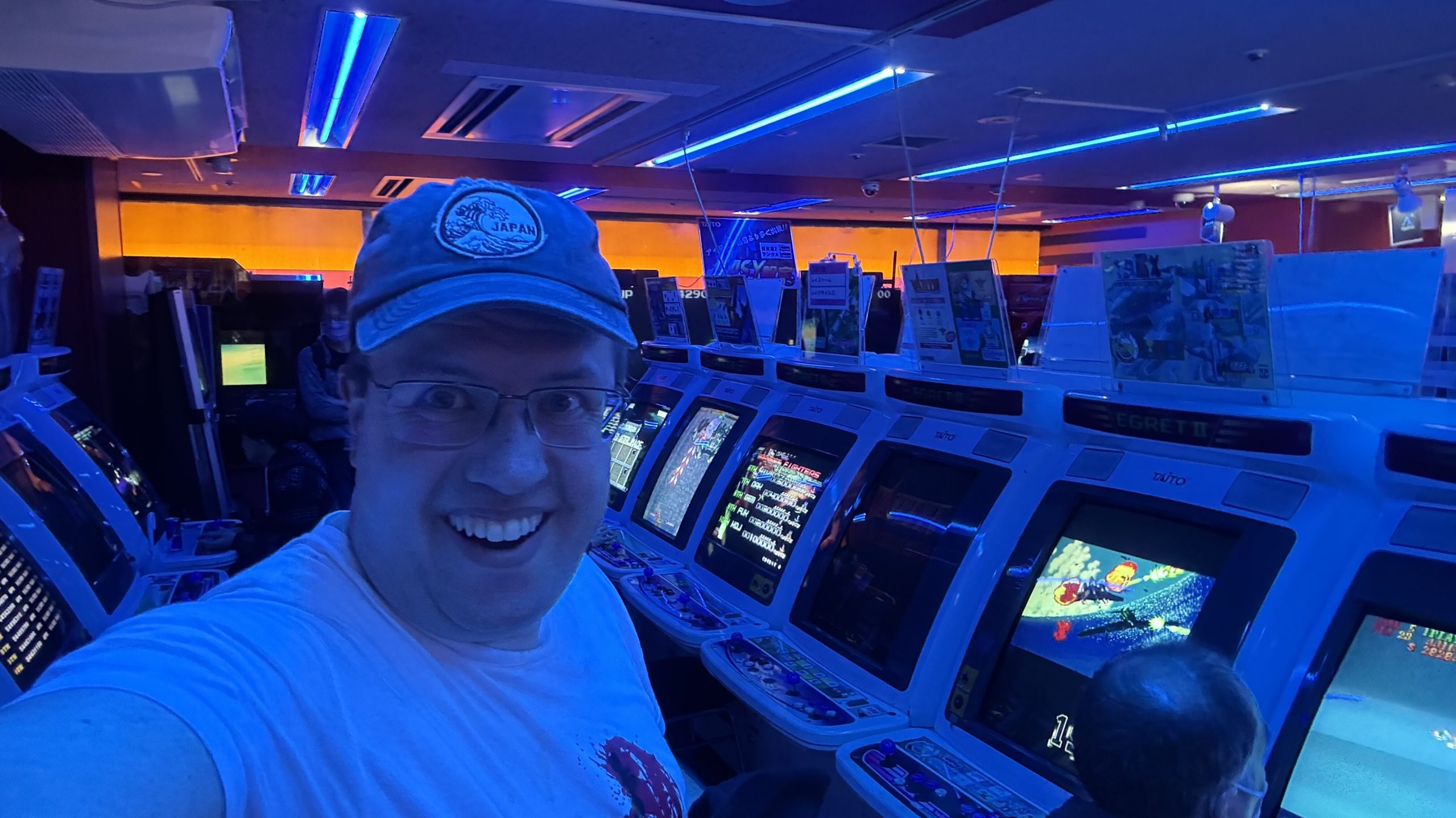 Glücklicher Game Master in japanischer Spielhalle