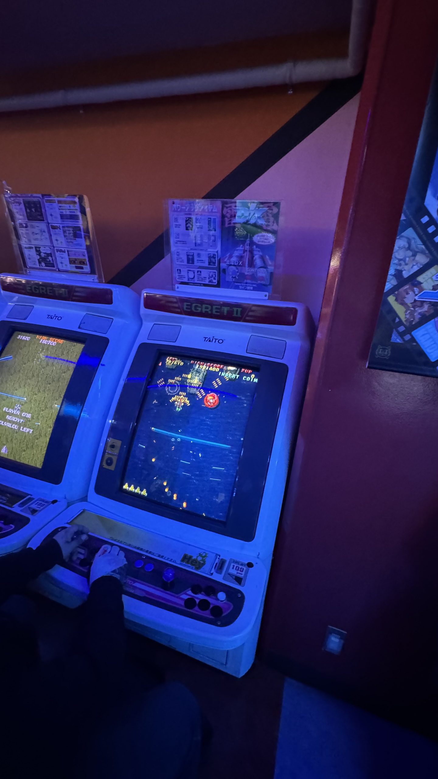 Japaner spielt Raiden DX auf TATE Arcade Cabinet Taito Egret II